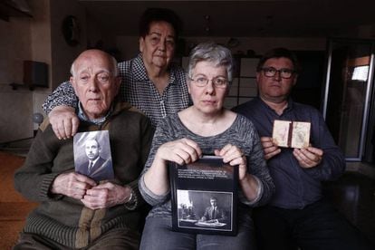 Manuel Lapeña, primero por la izquierda, muestra una fotografía de su padre fusilado, acompañado de su familia en su casa de Zaragoza en mayo de 2016. Falleció el año pasado, a los 97 años. 