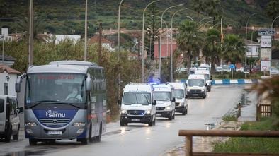 Traslado de los ancianos residentes de la residencia de Alcalá del Valle, a su llegada este martes a residencia Tiempo Libre El Burgo de la Línea de la Concepción (Cádiz). MARCOS MORENO.