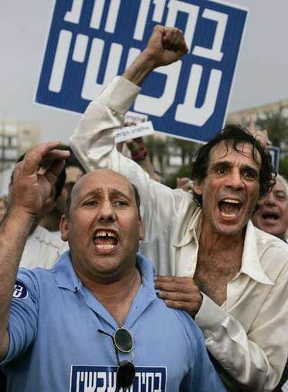 Manifestantes gritan consignas contra el Gobierno de Omert, esta tarde en Tel Aviv.