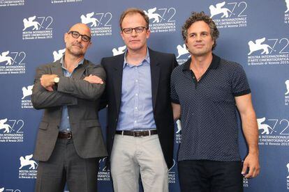 Stanley Tucci, Thomas McCarthy y Mark Ruffalo, de izquierda a derecha, posan ante los fotógrafos en Venecia esta tarde.