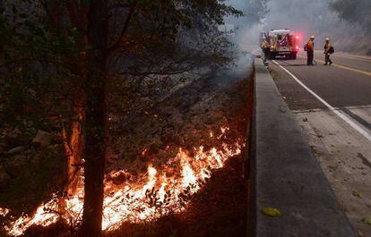 Un grupo de bomberos llega la autopista 33 en Ventura, California, para contener un fuego naciente en la zona boscosa de la región.
