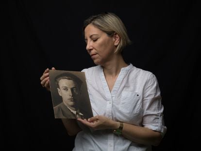 Silvia Navarro, con la fotografía de su familiar Jose Antonio Marco Viedma, enterrado en el Valle de los Caídos.