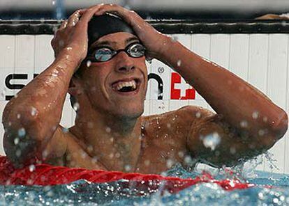 Michael Phelps exhibe su felicidad al imponerse en los 400 metros estilos y rebajar el récord mundial a 4m 8,26s.