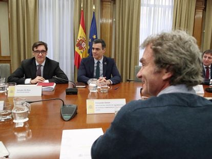 El entonces ministro de Sanidad, Salvador Illa, con Pedro Sánchez, y Fernando Simón (de espaldas), durante una reunión en Madrid el 9 de marzo de 2020.