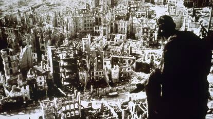 La célebre fotografía de las ruinas de Dresde tras el bombardeo sufrido durante la Segunda Guerra Mundial, vistas desde el Ayuntamiento, que sacó Richard Peter en 1945.