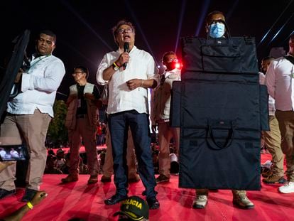 Gustavo Petro habla durante un evento de cierre de campaña en Barranquilla.