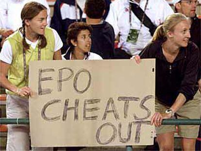 Las británicas Hayley Tullet y Paula Radcliffe (a la derecha) exhiben la pancarta contra la rusa Olga Yegorova.