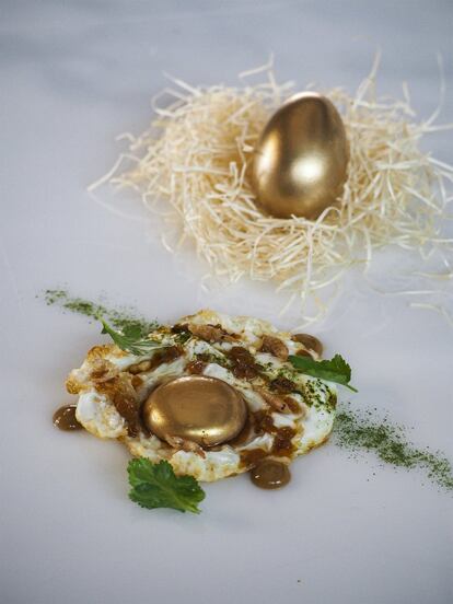 Brillante es la gallina de los huevos de oro, una perla de salsa de crustáceos recubierta de color dorado, como si fuera una yema, sobre una clara frita. Un huevo de chili crab, cuya técnica presentaron Oriol Castro y Eduard Xatruch en la última edición de San Sebastián Gastronomika, donde expusieron la posibilidad de incrustar productos sólidos en una esferificación, técnica que desarrollaron en elBulli en 2003, y la manera de hacer esféricos multicolor y perdurables, a través de colorantes sólidos.