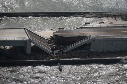 Vista aérea de una autopista destrozada tras el paso del Huracán Ian en Fort Myers, Florida.