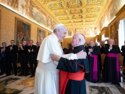 El papa Francisco, la semana pasada, en una reunión en el Vaticano con miembros del arzobispado de Valencia.