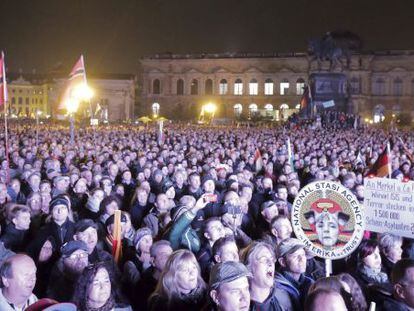 Manifestación del movimiento islamófobo "Pegida" frente a la ópera Semper de Dresde.