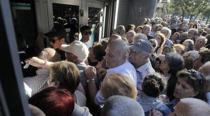 Una multitud de pensionistas ante una sucursal bancaria en Atenas.