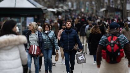 Varias personas, la mayoría sin mascarilla, caminan por la Rambla de Barcelona.