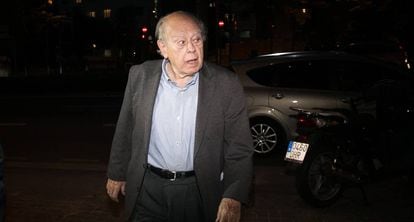 El expresidente catalan, Jordi Pujol, llega a su casa.