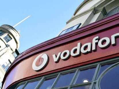 Vodafone se dispara en Bolsa ante posibles fusiones y tira de Telefónica y las telecos