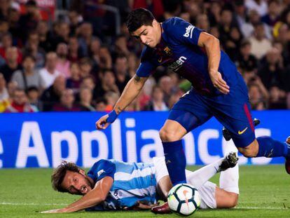 Luis Su&aacute;rez se marcha de Baysse, del M&aacute;laga.