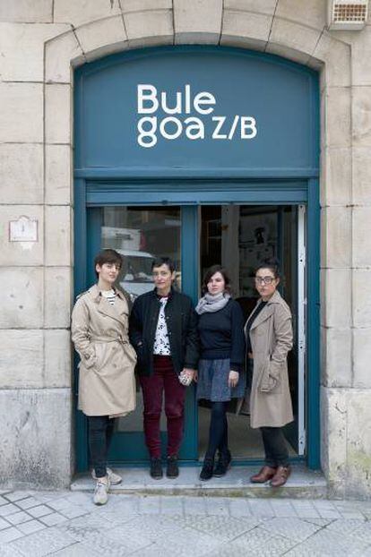 Beatriz Cavia, Isabel de Naverán, Miren Jaio y Leire Vergara, en la puerta de Bulegoa z/b.