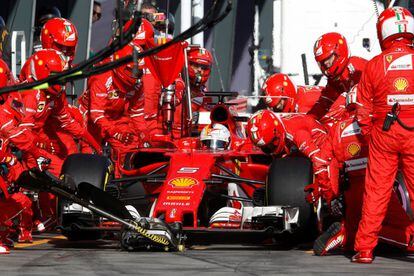 Cambio de neumáticos al vehículo de Sebastian Vettel.