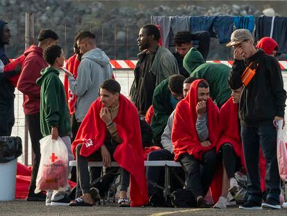 Las personas llegadas de tres pateras descansaban el miércoles en Puerto Naos (Arrecife) tras su llegada.