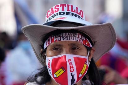 Una mujer participa de una marcha a favor de Pedro Castillo, el pasado 6 de julio, un mes después de las elecciones presidenciales en Perú.