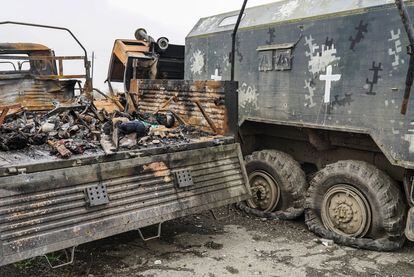 Cadáveres calcinados en el remolque de un camión armenio. Las familias de los combatientes de ambos bandos buscan aún a cientos de desaparecidos y prisioneros de guerra.