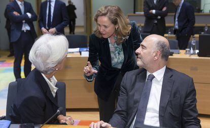 Christine Lagarde, presidenta del Banco Central Europoeo, charla con Nadia Calviño, ministra de Economía y Empresa, el pasado 7 de noviembre.  