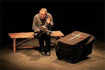 Jordi Dauder, durante la lectura del monólogo <b></b><i>Morir en soledad,</i> de Manuel Pinedo.