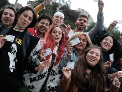 Jóvenes corean emocionados su voto por Gustavo Petro a las afueras del Movistar Arena, el 19 de junio de 2022.