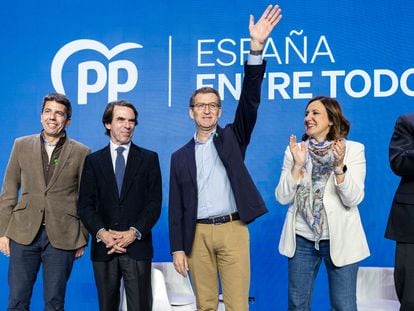 De izquierda a derecha, el líder del PP en la Comunidad Valenciana, Carlos Mazón; el expresidente José María Aznar; el líder del PP, Alberto Núñez Feijóo; la candidata a la alcaldía de Valencia, María José Catalá; y el expresidente Mariano Rajoy, este domingo en Valencia.