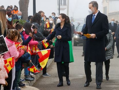 Los Reyes, en una visita a un proyecto de Caritas en Madrid el pasado 18 de diciembre.