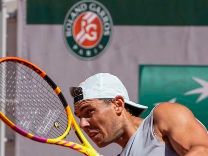 Nadal, durante un entrenamiento en la pista central de Roland Garros.