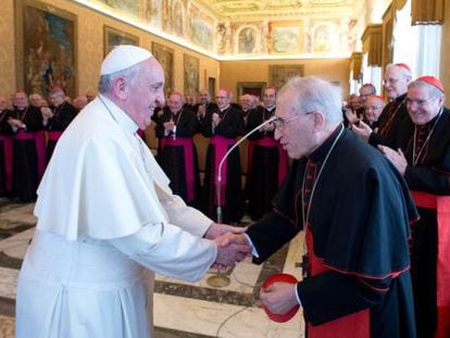 El papa Francesc saluda Antonio María Rouco, el 3 de març del 2014 durant una recepció al Vaticà.