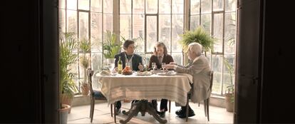Imagen del cortometraje 'Paraíso en llamas', dirigido por José Antonio Hergueta. Desde la derecha, Pedro Casablanc, Ana del Arco y Denis Rafter.