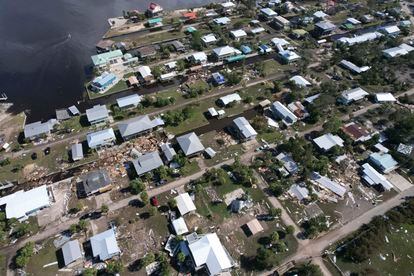 Vista general de viviendas y edificios afectados por el huracán 'Idalia' en Horseshoe Beach (Florida), el jueves.