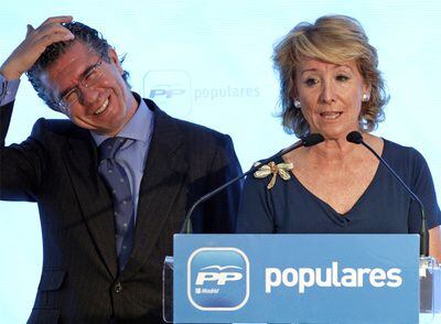 El secretario general del PP, Francisco Granados, también consejero, y la presidenta de la Comunidad de Madrid, Esperanza Aguirre, ayer en Génova.