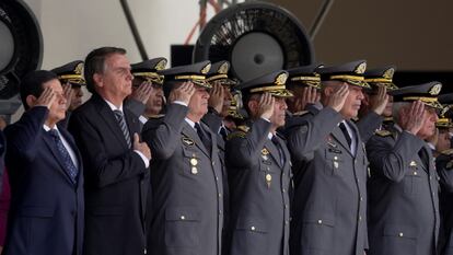 El presidente Bolsonaro y su vicepresidente, el general de la reserva Hamilton Mourão, este sábado en la academia militar de Agulhas Negras, en Resende (Brasil).