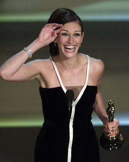 Julia Roberts celebra su primer Oscar como mejor actriz, en 2001.