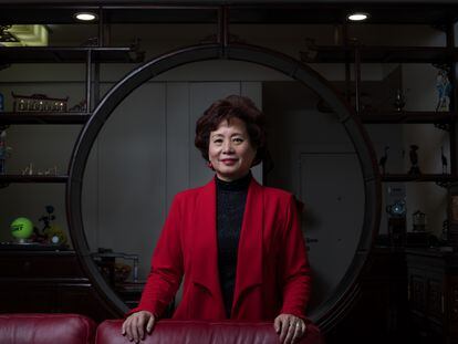 Margaret Chen declarada una de los 100 cuidadanos chinos mas influyentes fuera de sus fronteras por el gobierno Chino  posa en el salón de su domicilio , Madrid Foto: Víctor Sainz
