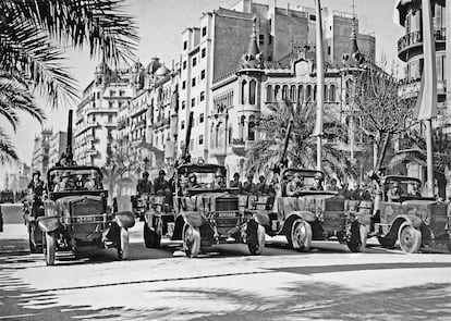 Barcelona, febrer del 1939. Desfile de la Victoria per l'avinguda Diagonal. Foto: Arxiu Fotogràfic de Barcelona / Pérez de Rozas