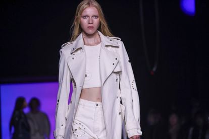 Chloé presented a more industrial proposal on Thursday, with white, black, metal and geometry as protagonists.
