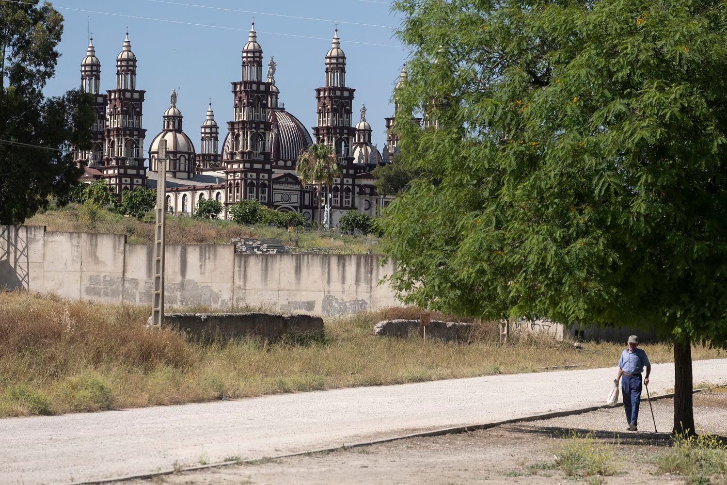 Un hombre camina junto a la basílica de la Iglesia Cristiana Palmariana.