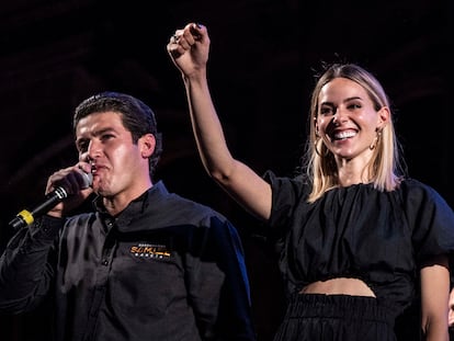 Mariana Rodríguez, con Samuel García, en la celebración de la victoria el lunes en Monterrey.