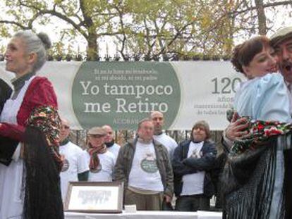 Protesta de los hosteleros de El Retiro por las nuevas condiciones para adjudicarse las contratas de los puestos de bebidas y aperitivos.