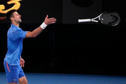 Novak Djokovic lanza su raqueta tras la victoria ante el tenista griego Tsitsipas.