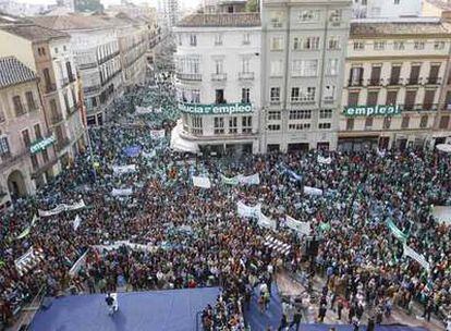 Una vista de la manifestación en la plaza de la Constitución y en la calle Larios de Málaga.
