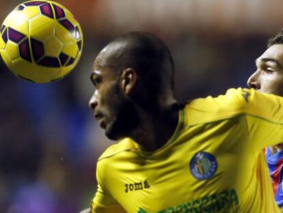 Naldo disputa un bal&oacute;n con Barral.