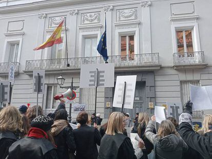 Manifestación letrados puerta del ministerio martes 24 de enero.