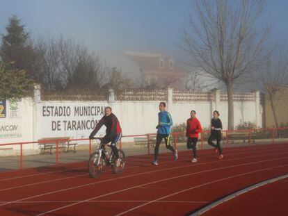 Casado se entrena en Tarancón siguiendo el ritmo que le marcan en bicicleta.