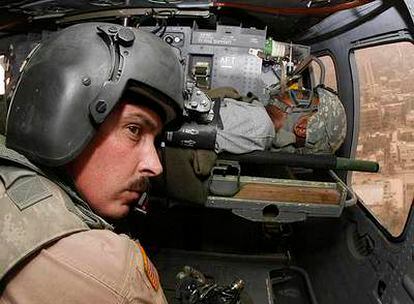 Un médico militar de EE UU asiste a un soldado herido en el traslado en helicóptero al hospital militar de Bagdad.