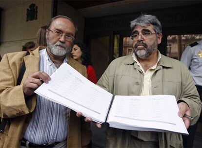 Francisco Vigueras, investigador granadino, y el alcalde de Pulianas (Granada), Rafael Gil, antes de entregar su censo de desaparecidos al juez.
